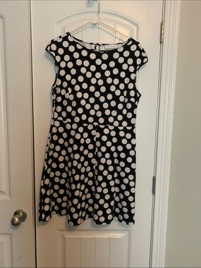 New York & Co black/white polka dot dress 100% cotton with pockets - large